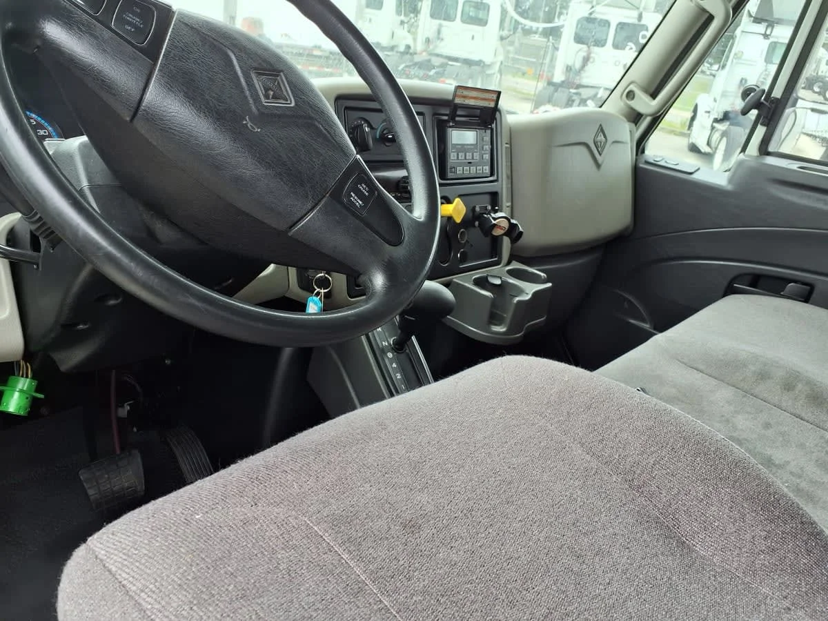 2018 International 4300 - image 8