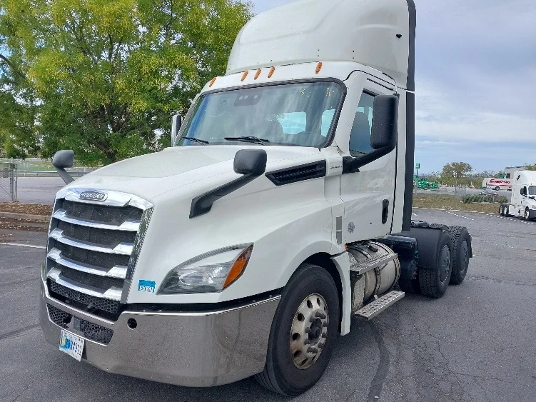 2020 Freightliner Cascadia - image 3