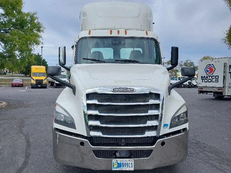 2020 Freightliner Cascadia - image 2