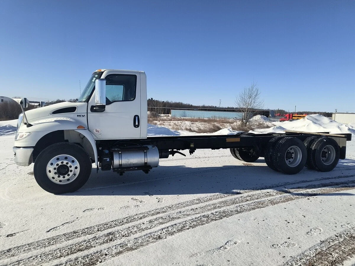 2021 International MV - image 2