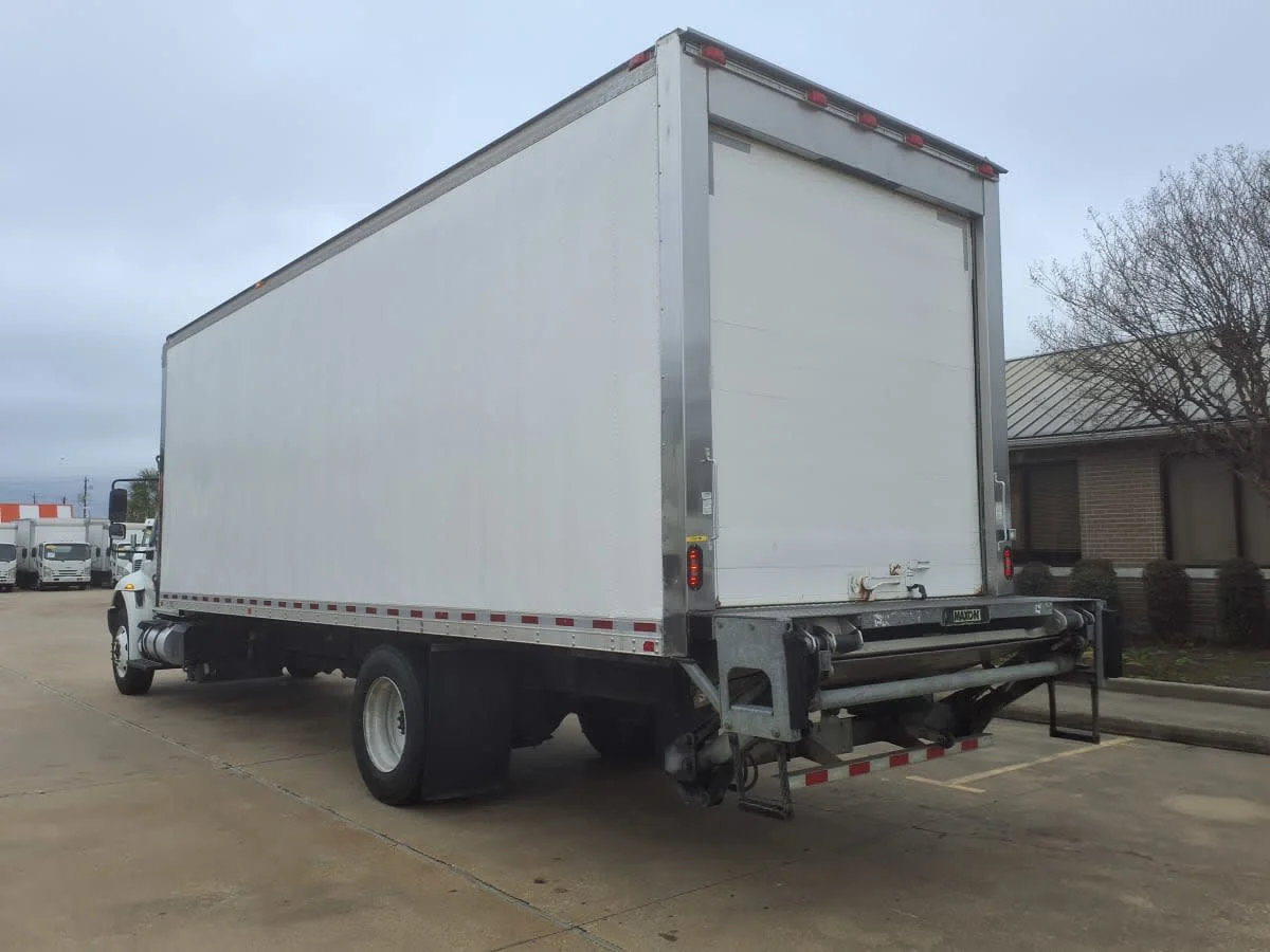 2017 International 4300 - image 6