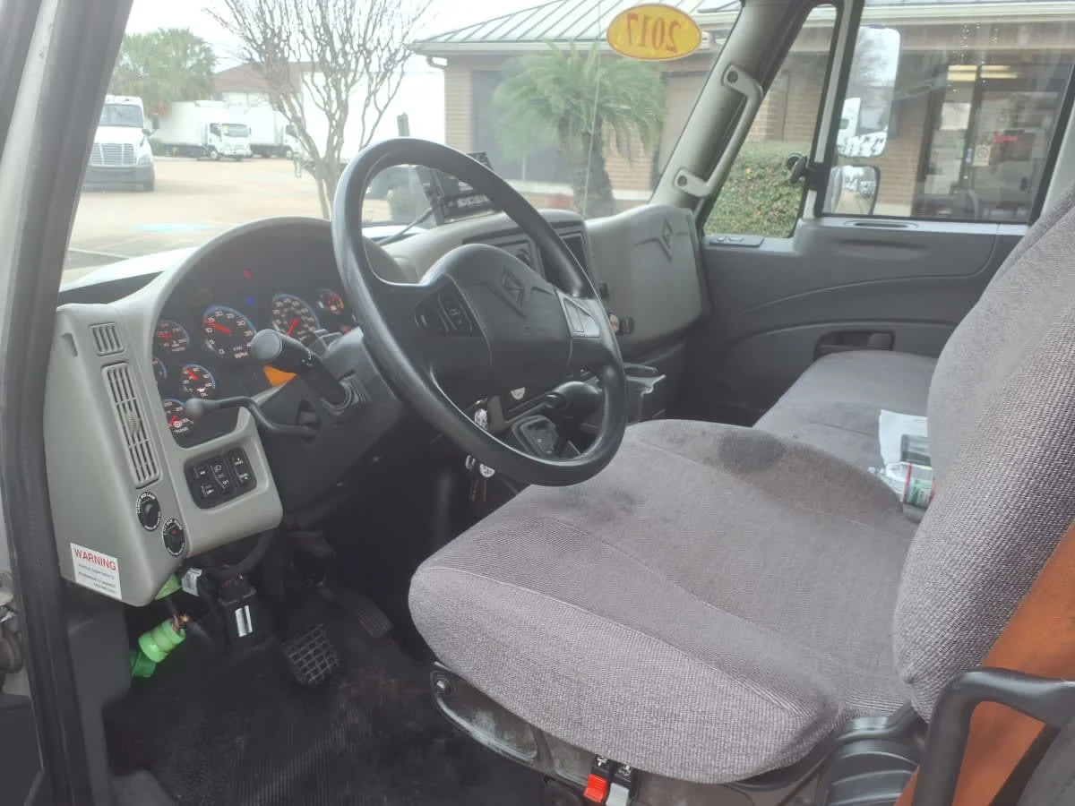 2017 International 4300 - image 8