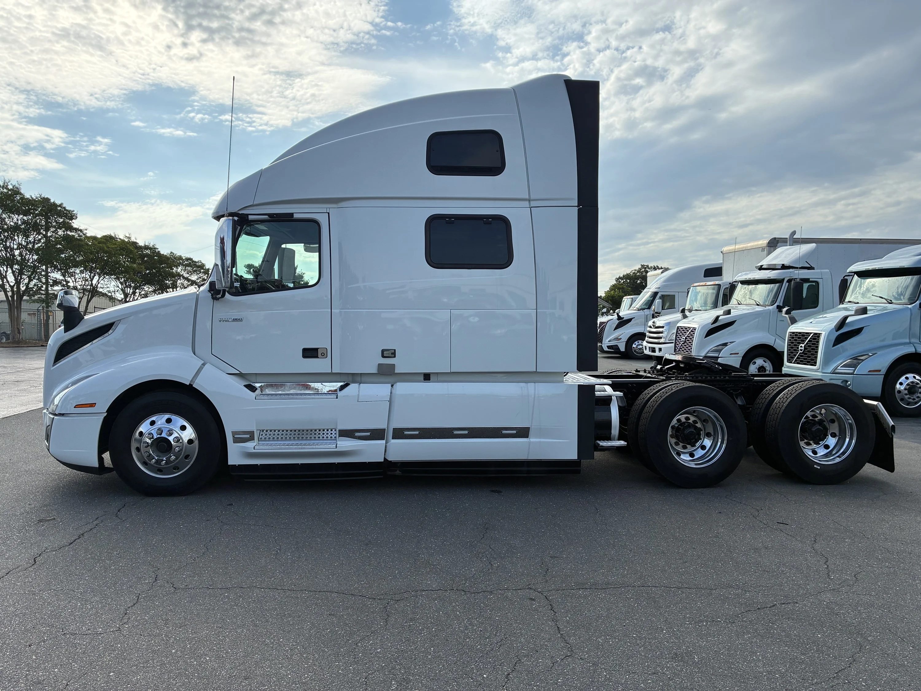 2023 Volvo VNL 860 in Greensboro, NC — photo 16