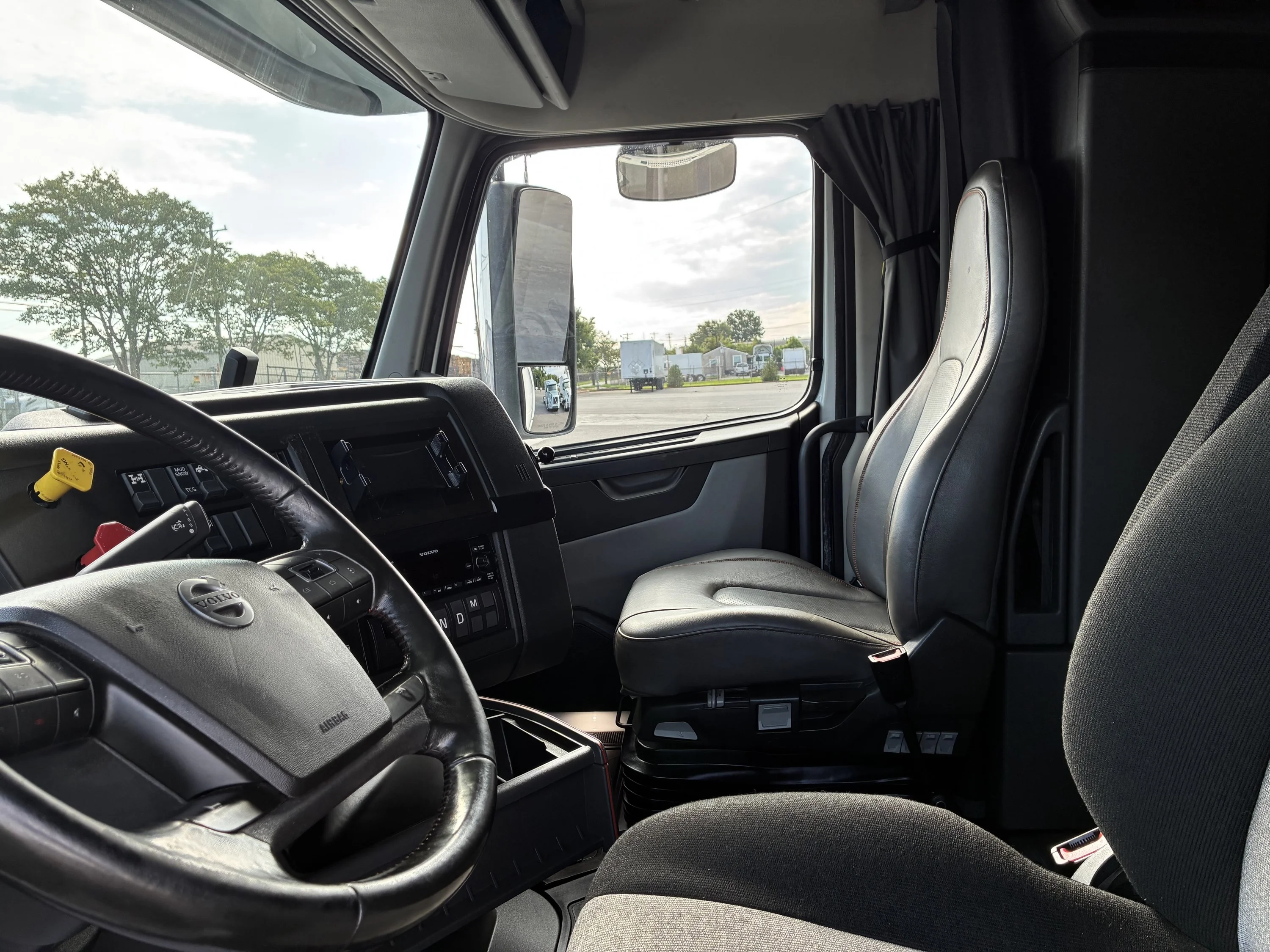 2023 Volvo VNL 860 in Greensboro, NC — photo 7