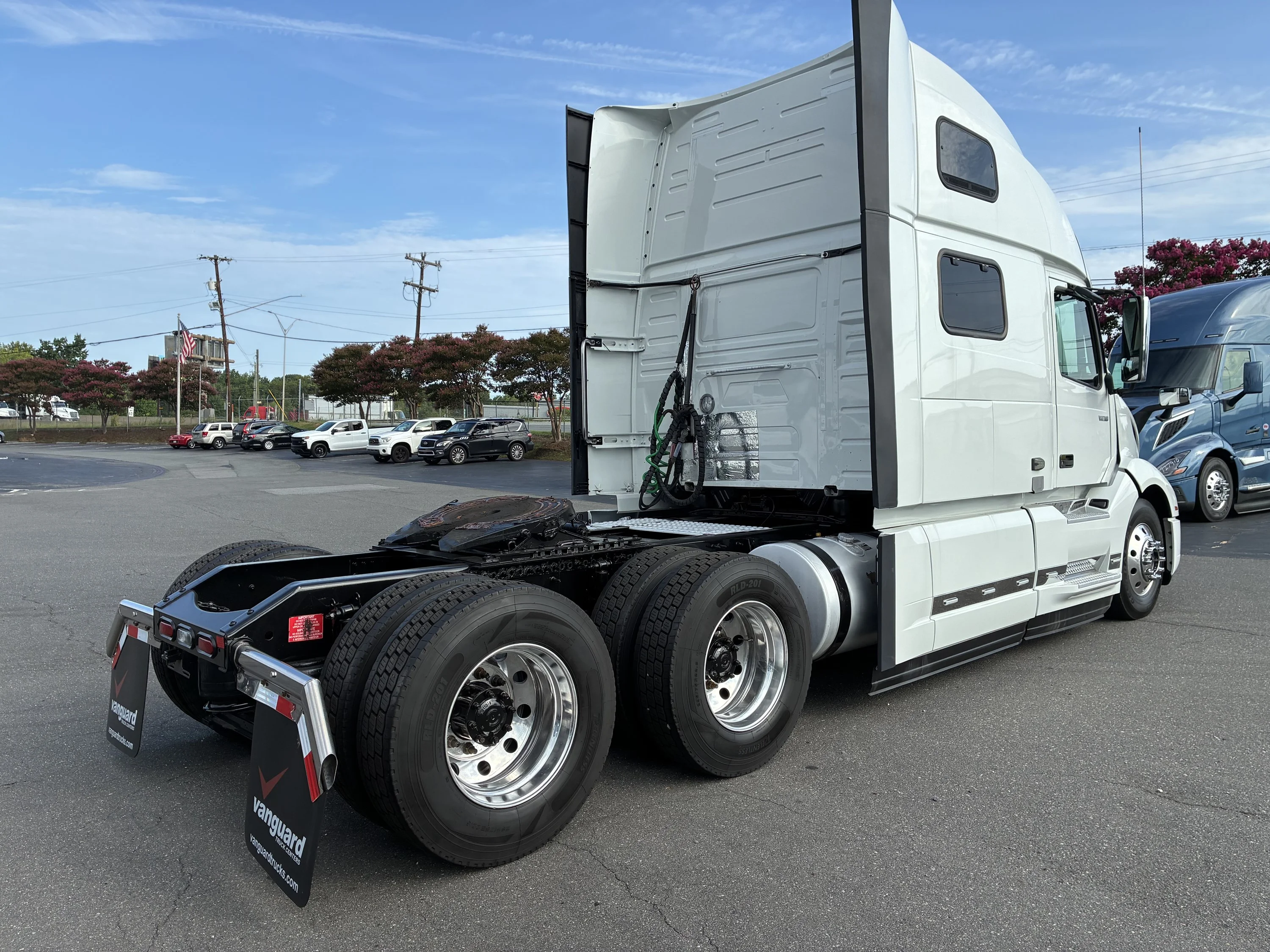 2023 Volvo VNL 860 in Greensboro, NC — photo 3