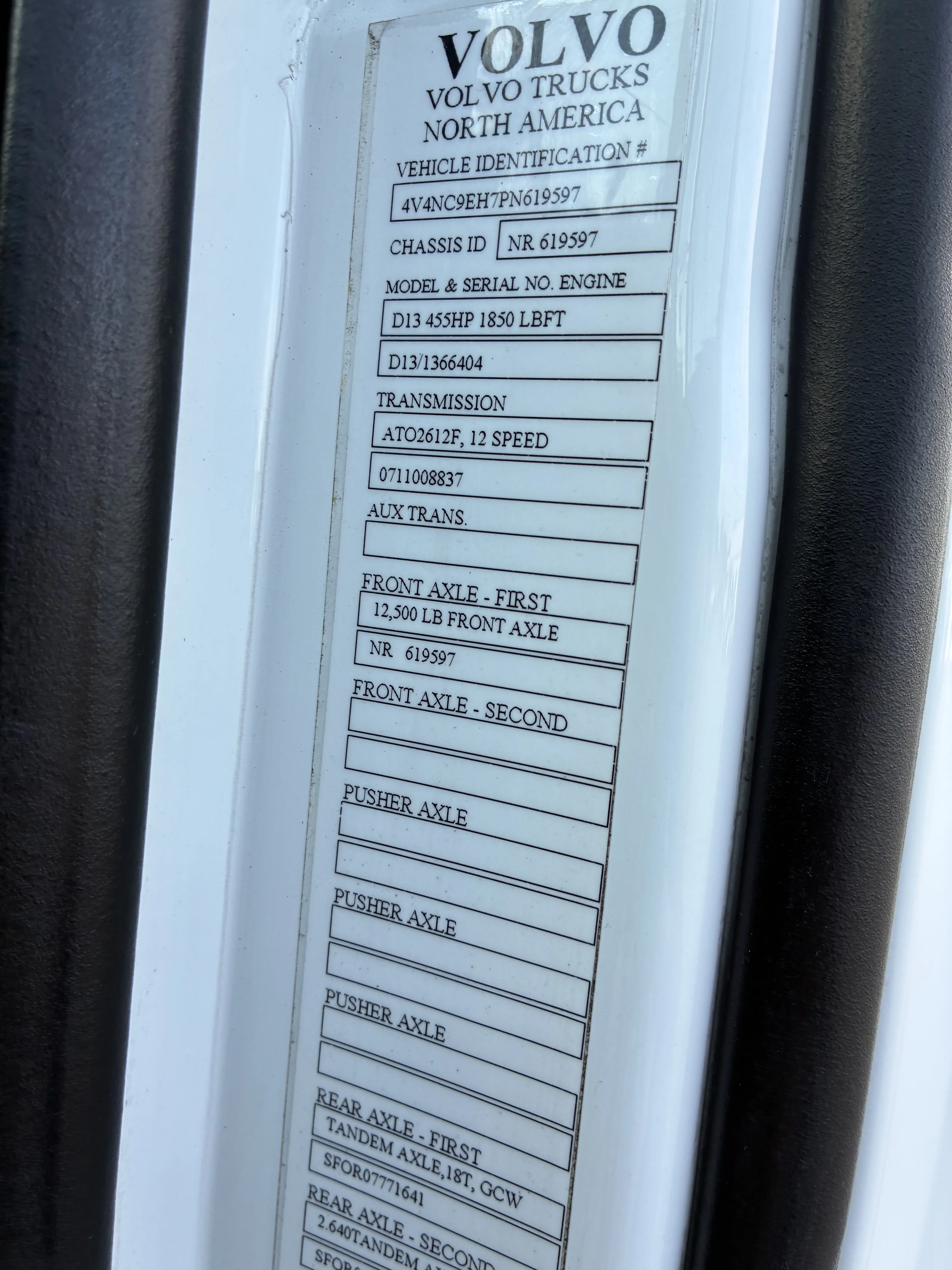2023 Volvo VNL 860 in Greensboro, NC — photo 8