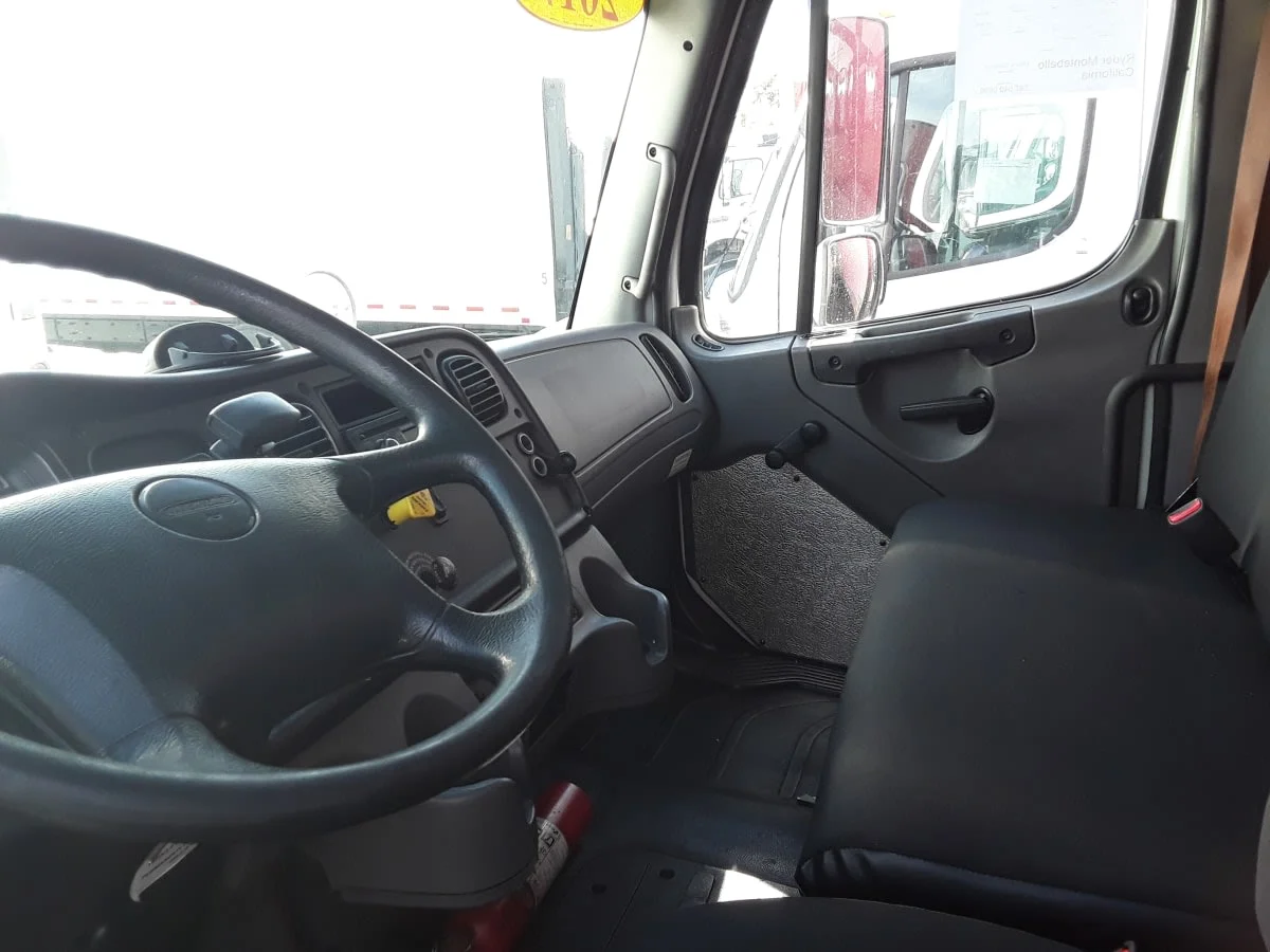 2017 Freightliner M2 106 - image 7