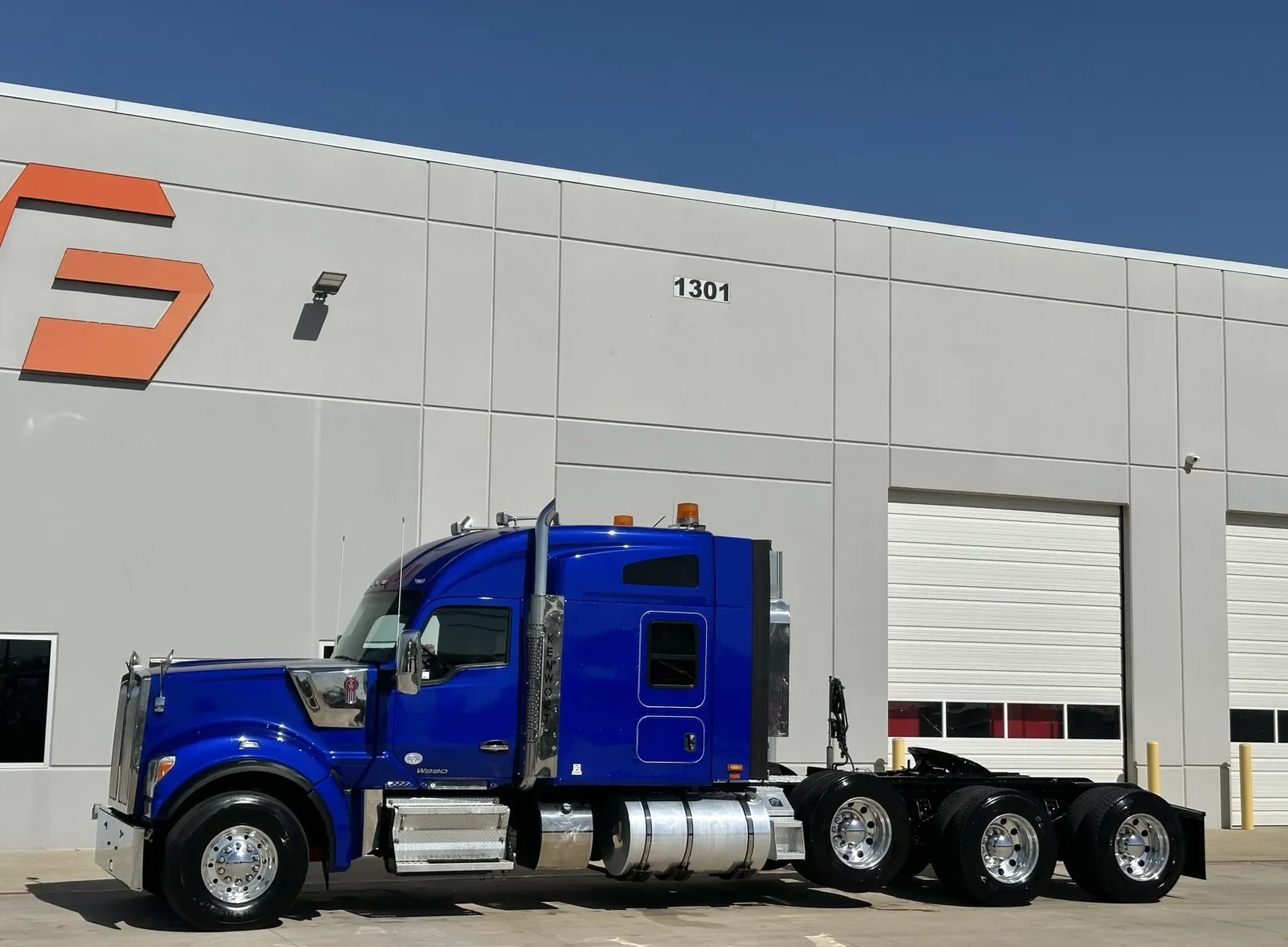 2022 Kenworth W990 - image 2