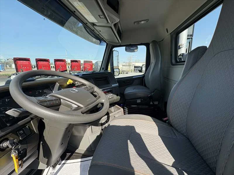 2024 Volvo VNR 640 - image 9
