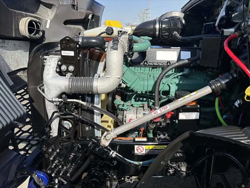 2024 Volvo VNR 640 - image 11