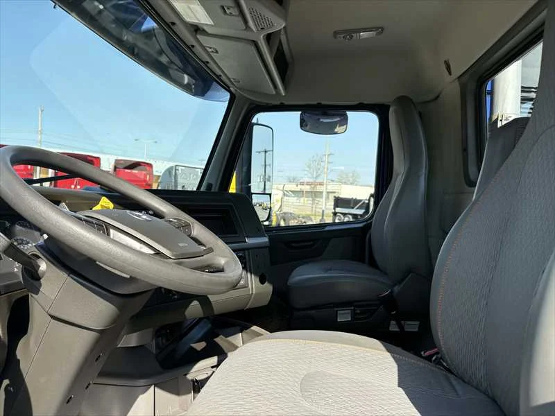 2024 Volvo VNR 640 - image 8