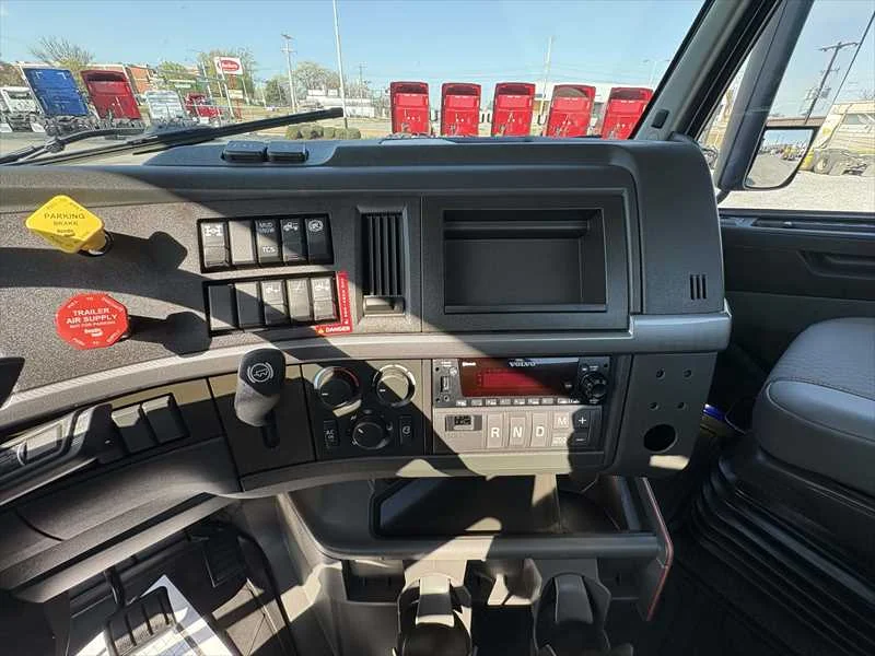 2024 Volvo VNR 640 - image 14