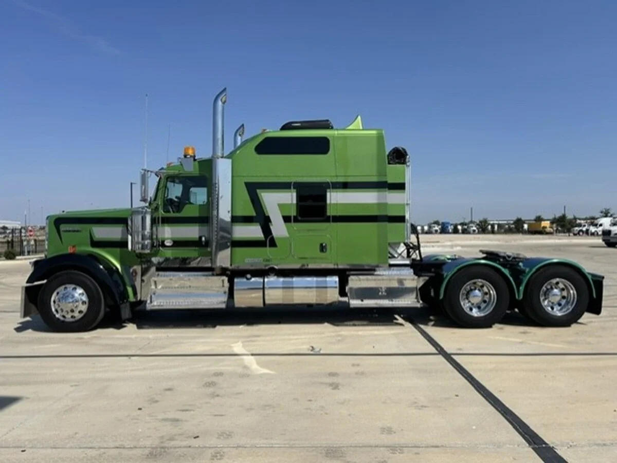 2022 Kenworth W900 — photo 2