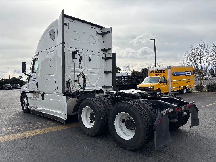 2020 Freightliner Cascadia in Jacksonville, FL — photo 5
