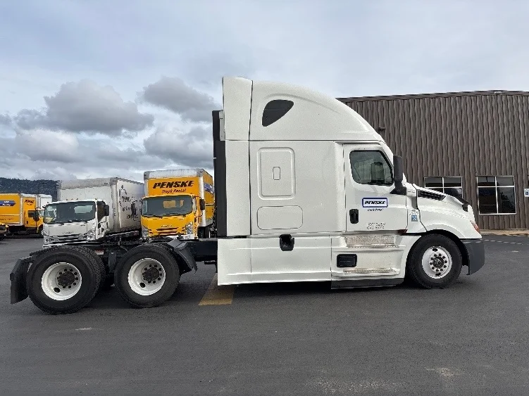 2020 Freightliner Cascadia in Jacksonville, FL — photo 8