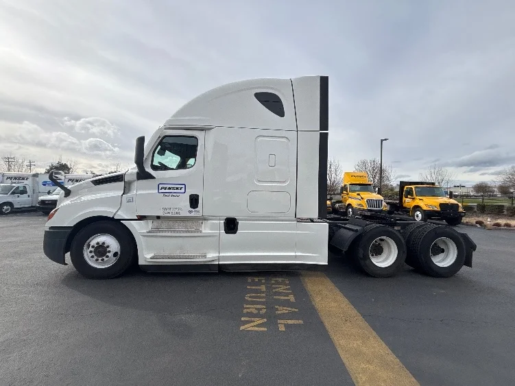 2020 Freightliner Cascadia in White Deer, PA — photo 4