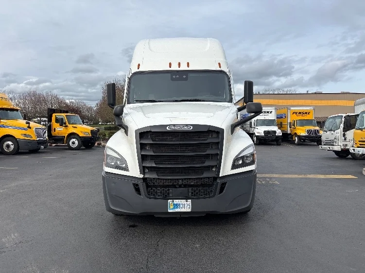 2020 Freightliner Cascadia in Jacksonville, FL — photo 2