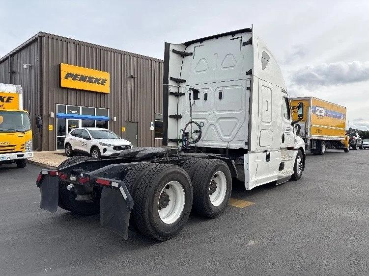 2020 Freightliner Cascadia in Jacksonville, FL — photo 7