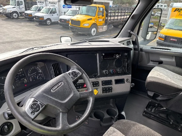 2020 Freightliner Cascadia in Jacksonville, FL — photo 10