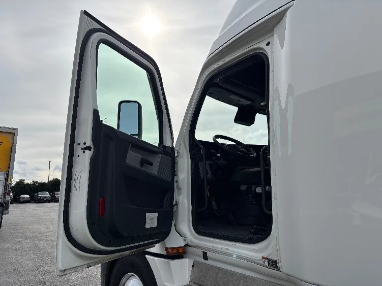 2020 Freightliner Cascadia in Jacksonville, FL — photo 9