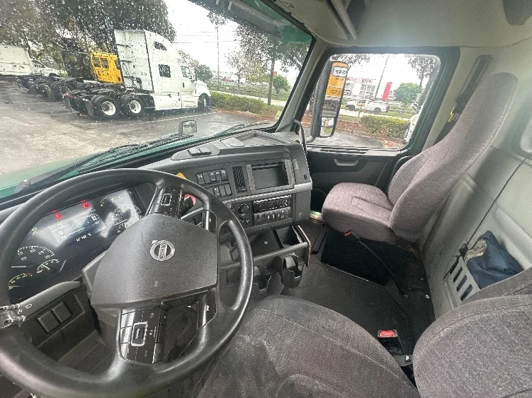 2019 Volvo VNL 300 - image 10