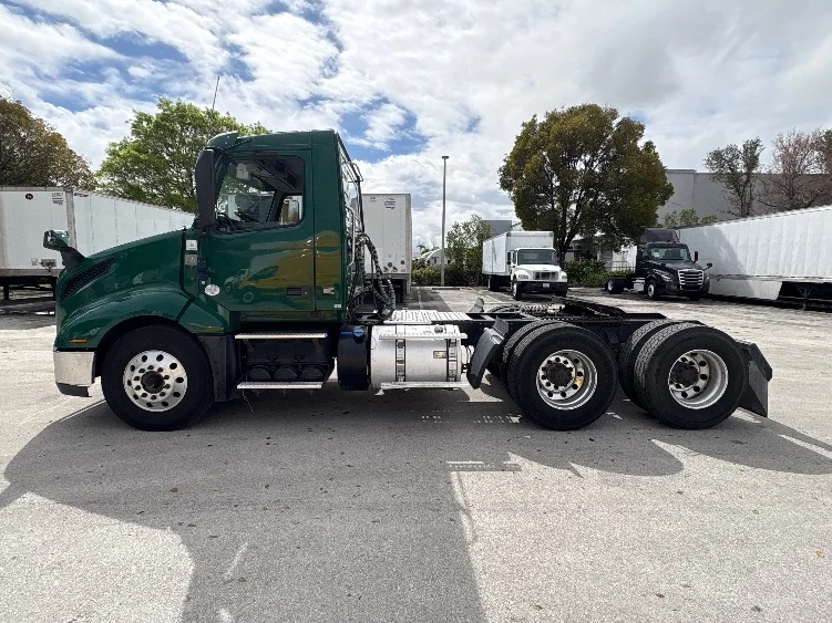 2019 Volvo VNL 300 - image 4