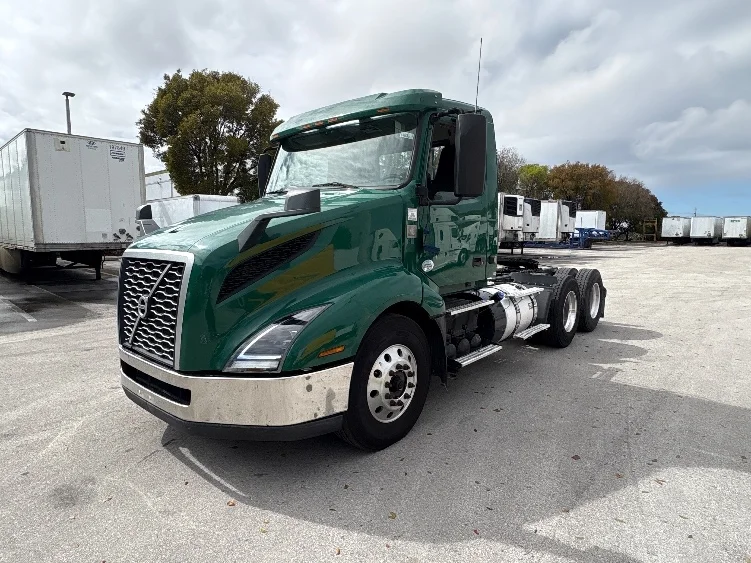 2019 Volvo VNL 300 - image 3