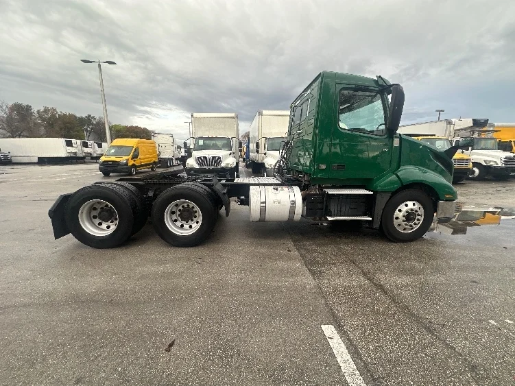 2019 Volvo VNL 300 - image 8