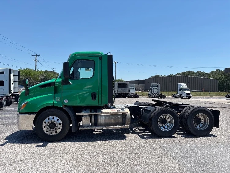 2022 Freightliner Cascadia in Comstock Park, MI — photo 4