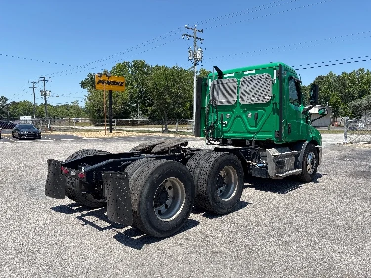2022 Freightliner Cascadia in Comstock Park, MI — photo 7