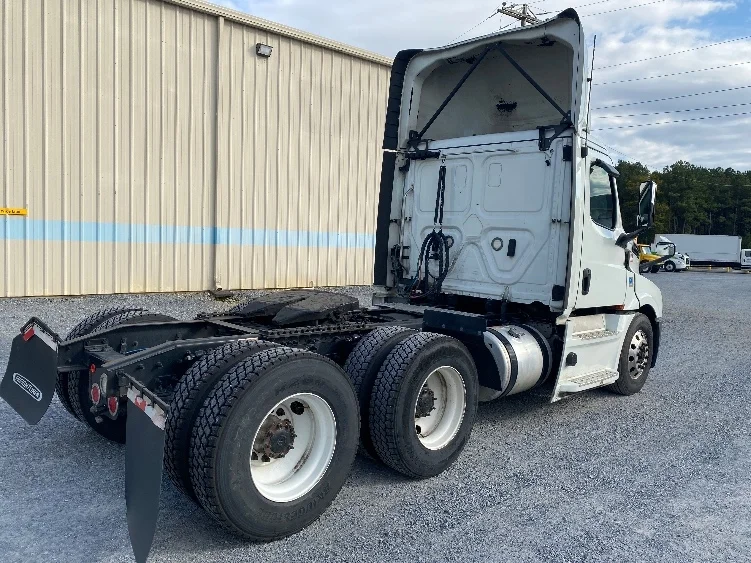 2020 Freightliner Cascadia - image 7