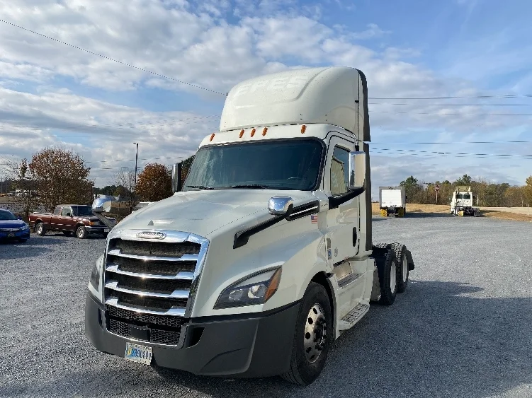 2020 Freightliner Cascadia - image 3
