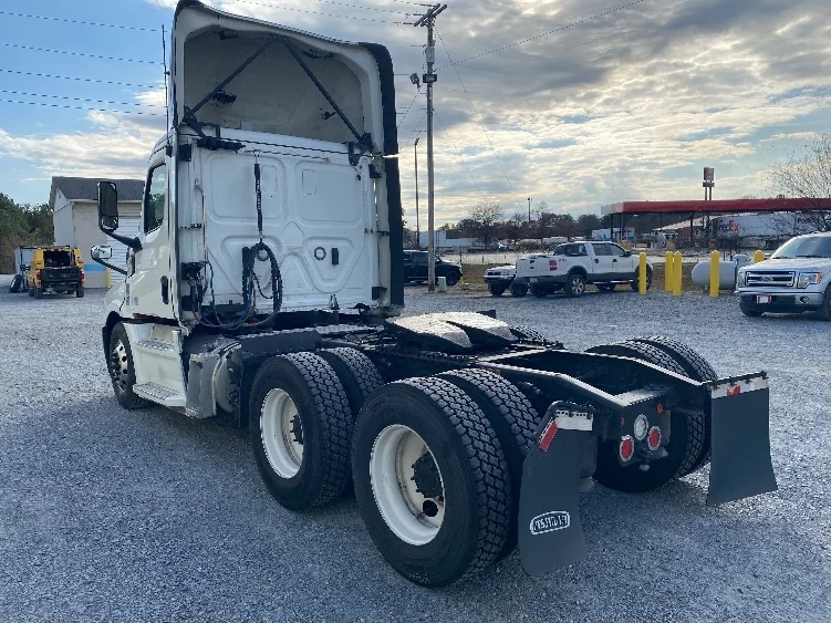 2020 Freightliner Cascadia - image 5