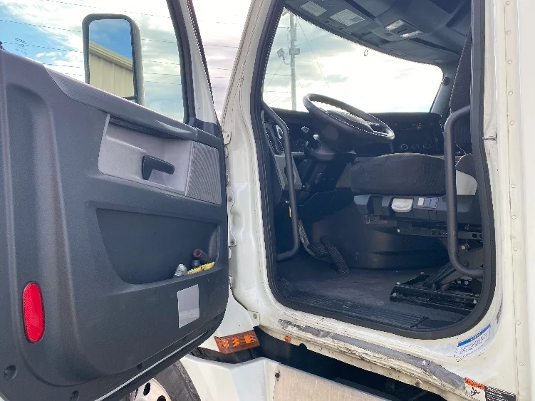 2020 Freightliner Cascadia - image 9