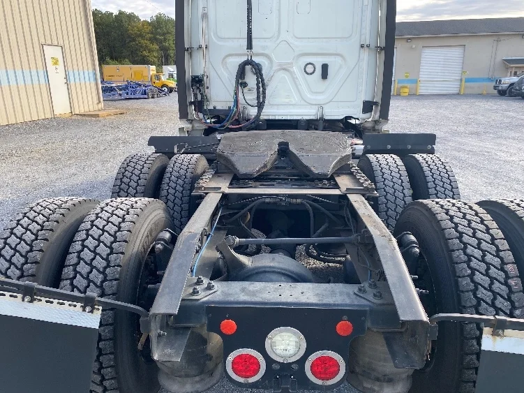 2020 Freightliner Cascadia - image 6