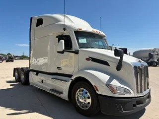 2023 Peterbilt 579 - image 2