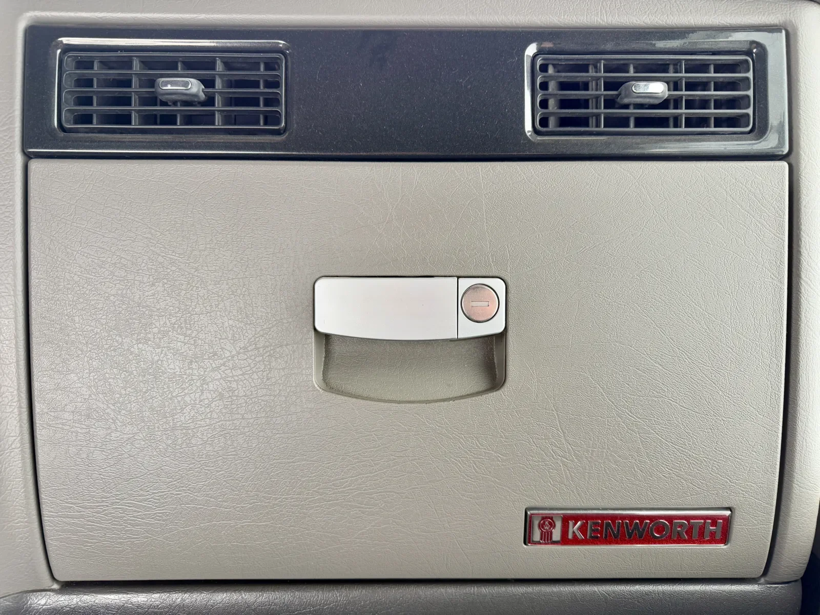 2015 Kenworth T800 - image 19