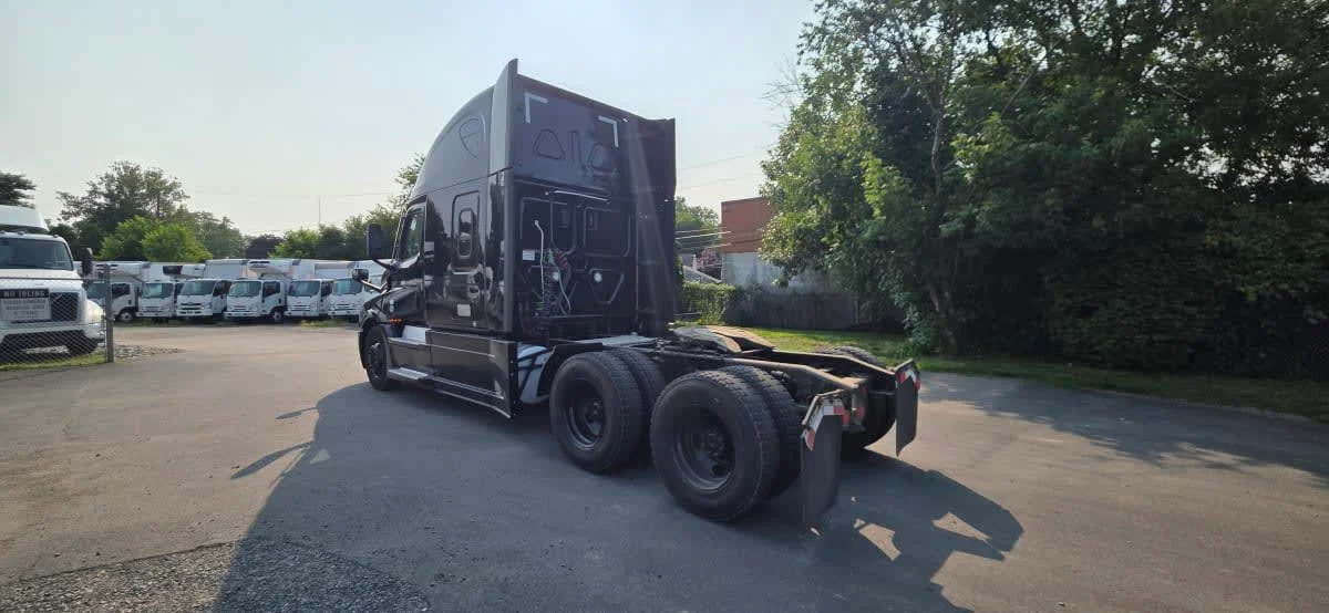 2023 Freightliner Cascadia in Bensalem, PA — photo 6