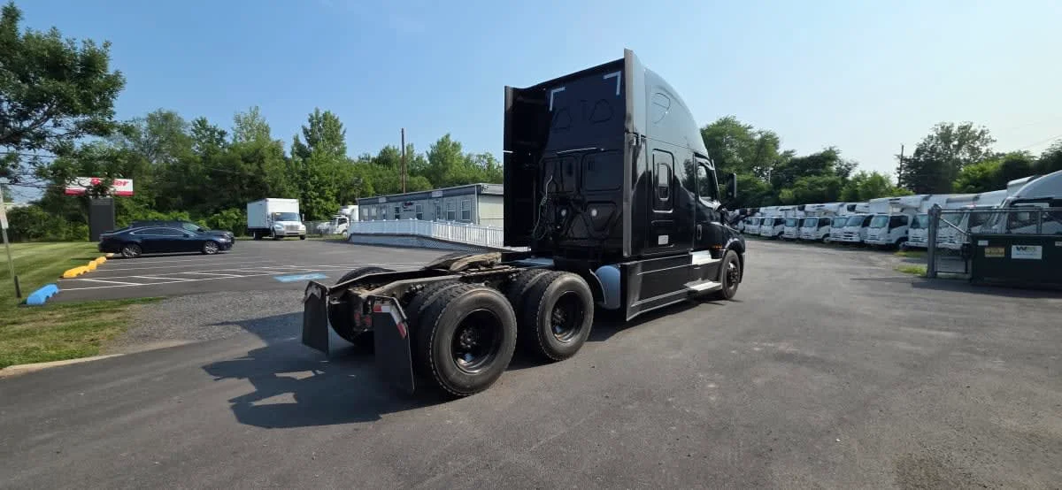 2023 Freightliner Cascadia in Bensalem, PA — photo 4