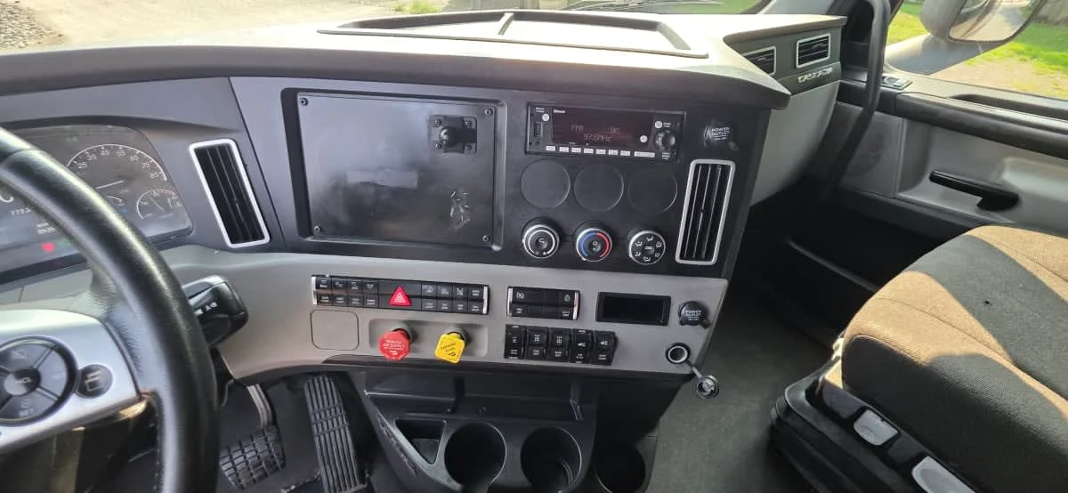 2023 Freightliner Cascadia in Bensalem, PA — photo 12