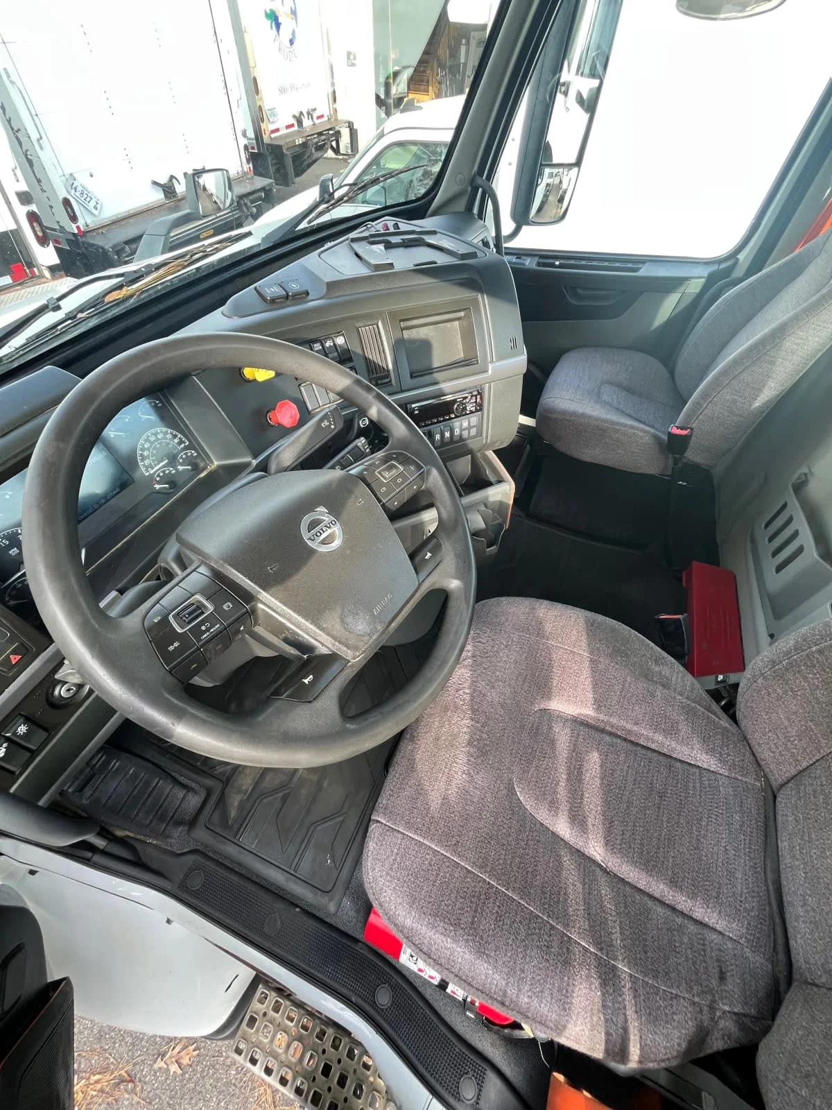 2020 Volvo VNL 860 - image 7