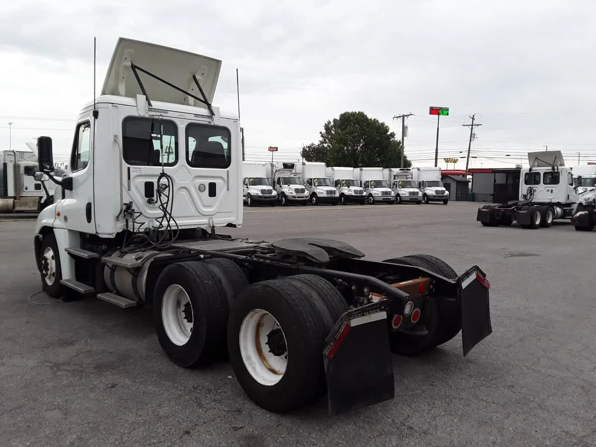 2016 Freightliner Cascadia - image 6