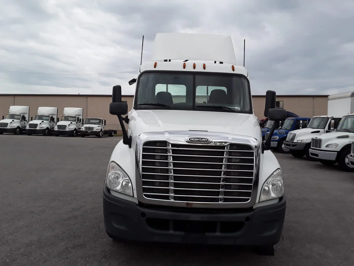 2016 Freightliner Cascadia - image 2