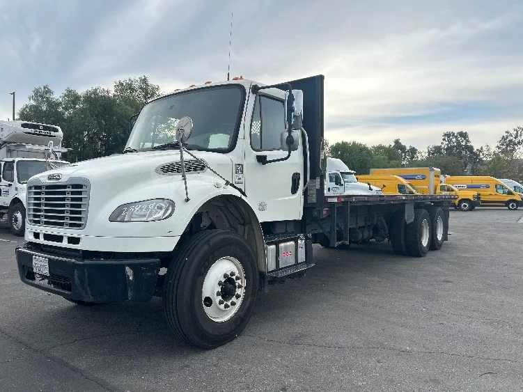 2019 Freightliner M2 106 - image 3