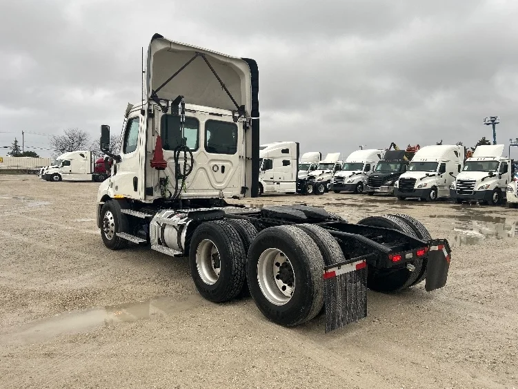 2021 Freightliner Cascadia in Sturtevant, WI — photo 5