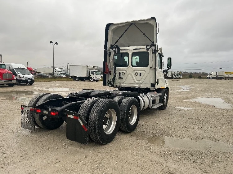 2021 Freightliner Cascadia in Sturtevant, WI — photo 7