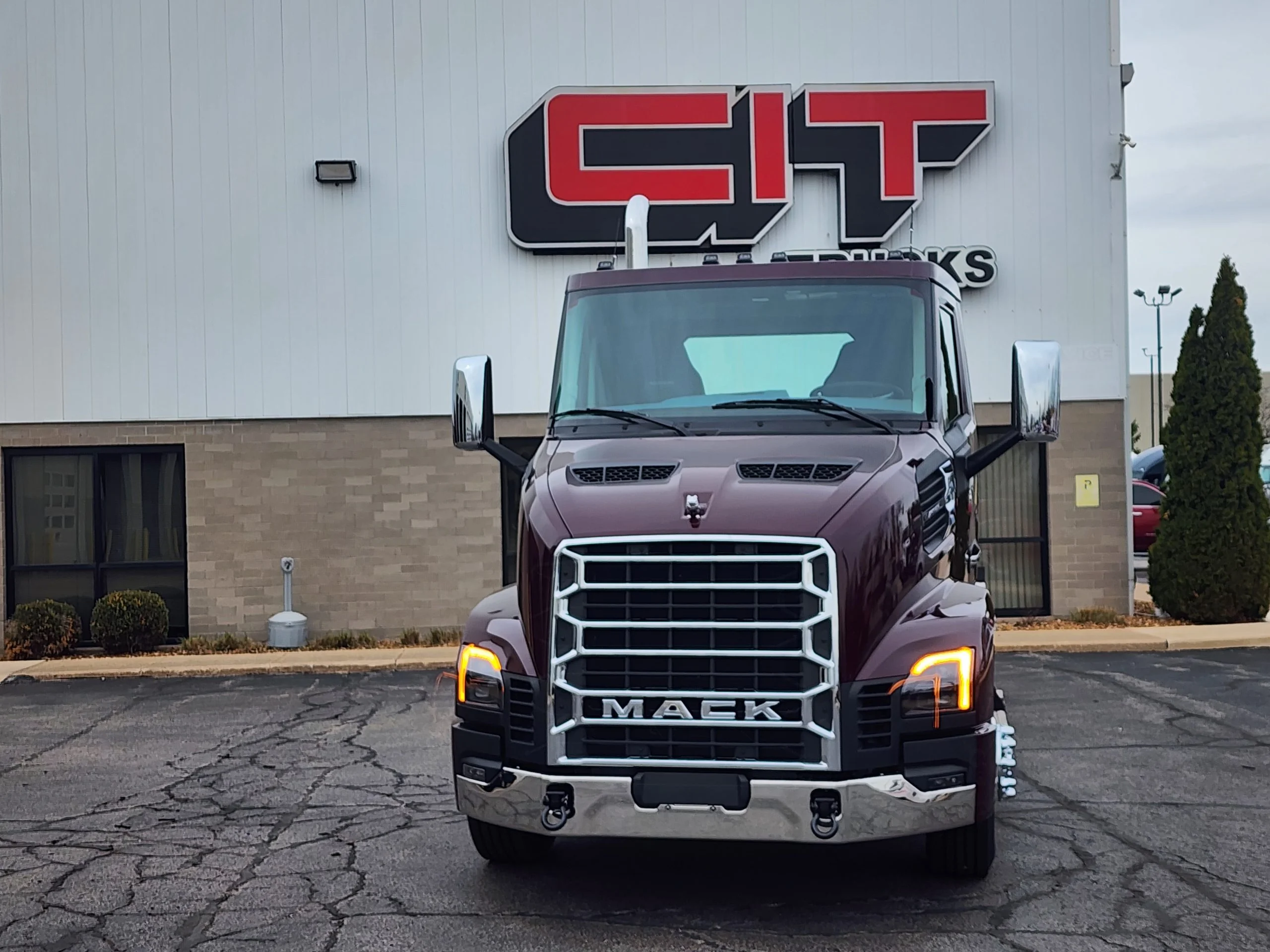 2027 Mack Anthem - image 2