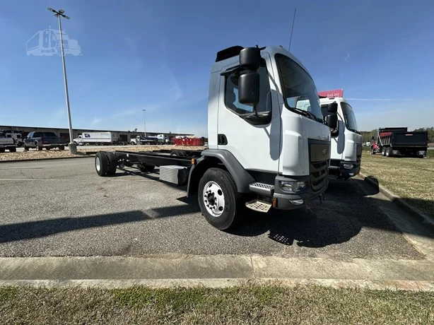 2025 Peterbilt 220EV in GA — photo 2