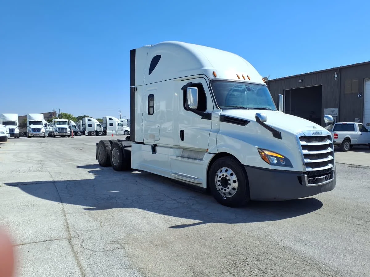 2019 Freightliner Cascadia - image 3