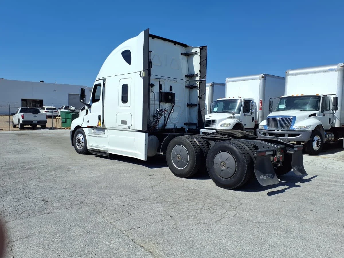 2019 Freightliner Cascadia - image 6